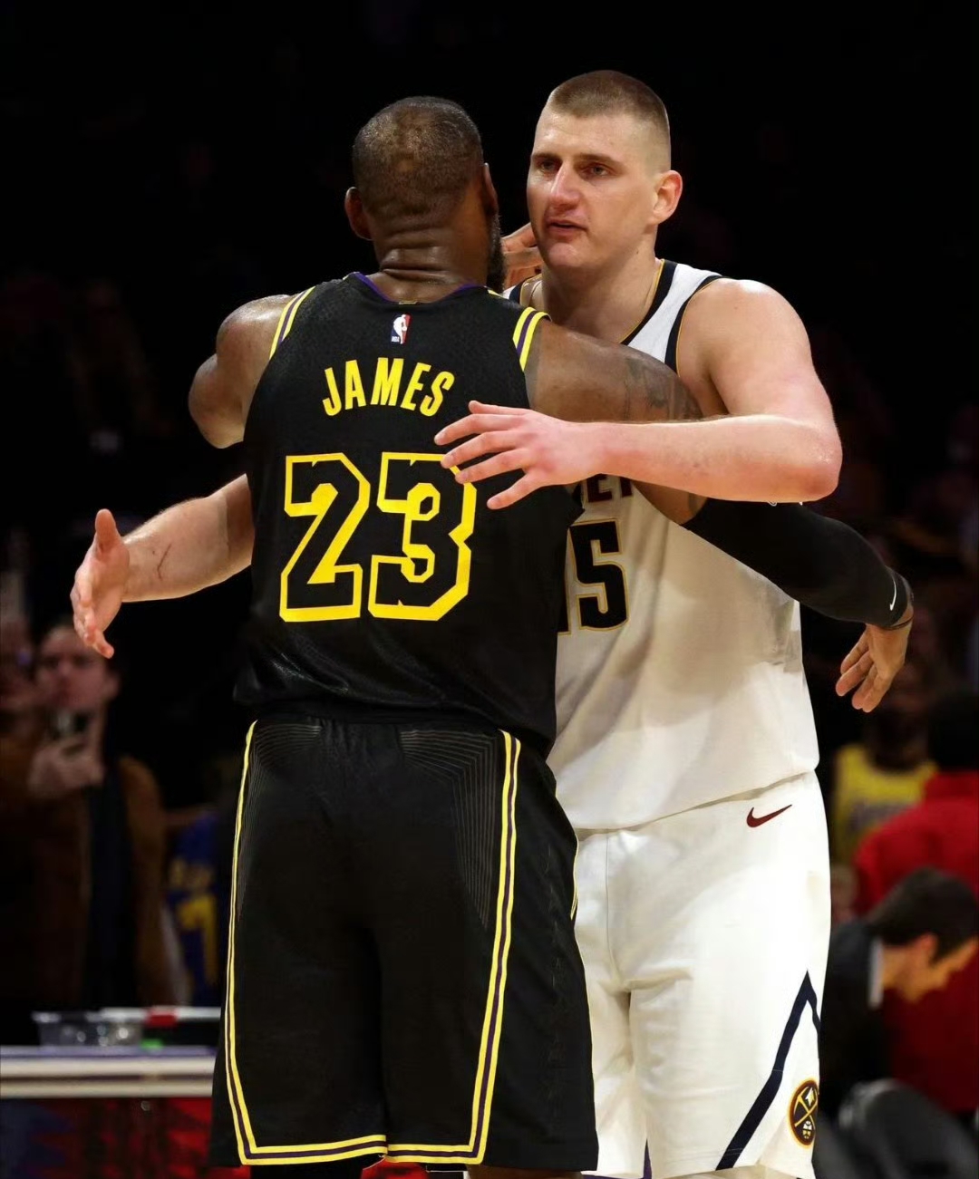 随机詹姆斯迎来三赛季高光表现，塞尔维亚队球迷沸腾！