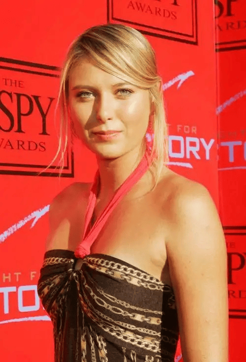 随机包含莎拉波娃回归赛场，回归赛场首场状态亮眼，曼联观众沸腾！的词条