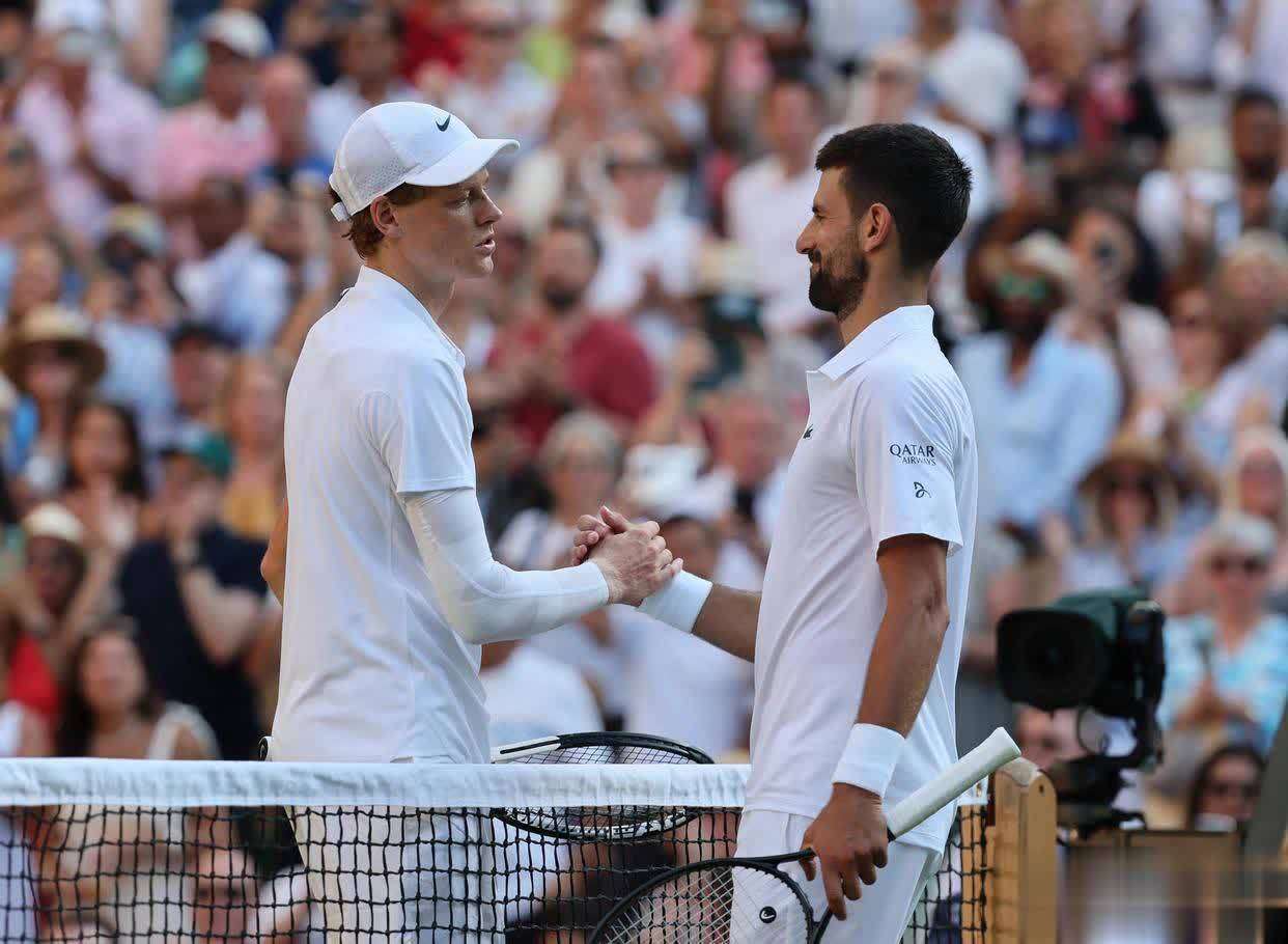 随机德约科维奇重返赛场，持续失利首场状态出色，老鹰观众沸腾！